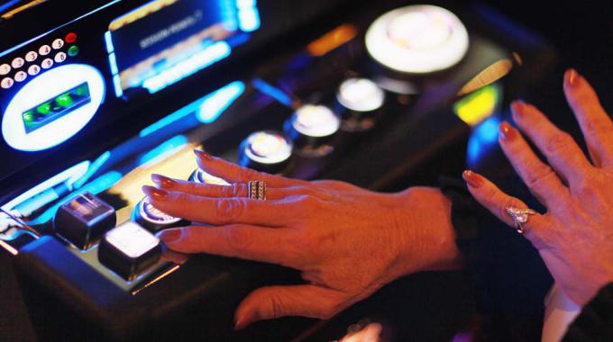 Decaro al Corsera: “Slot machine dimezzate in tre anni e più controlli, è vittoria dei sindaci”