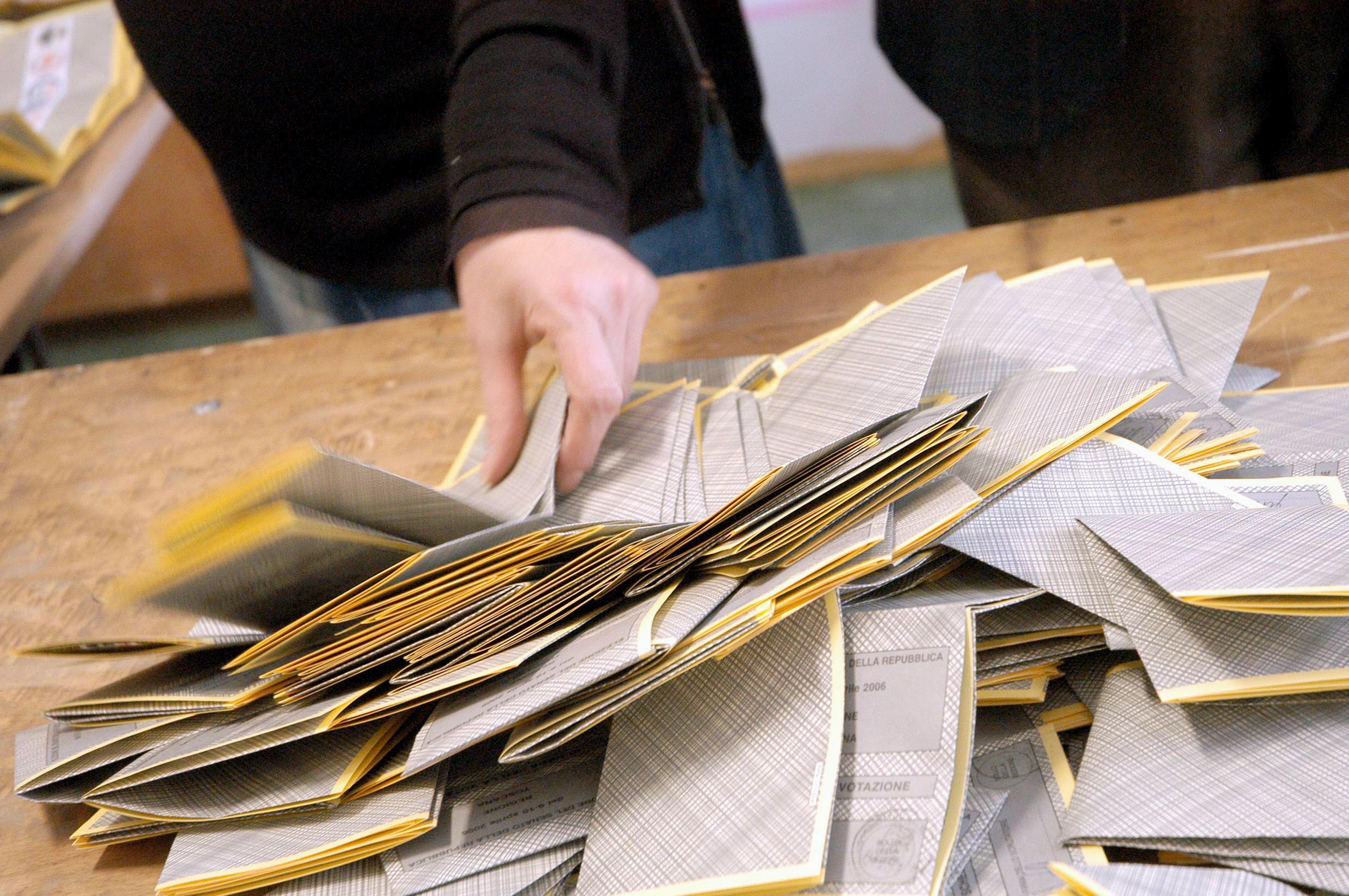 Eletti i nuovi sindaci di Genova e Ravenna. Ballottaggio a Matera e Taranto