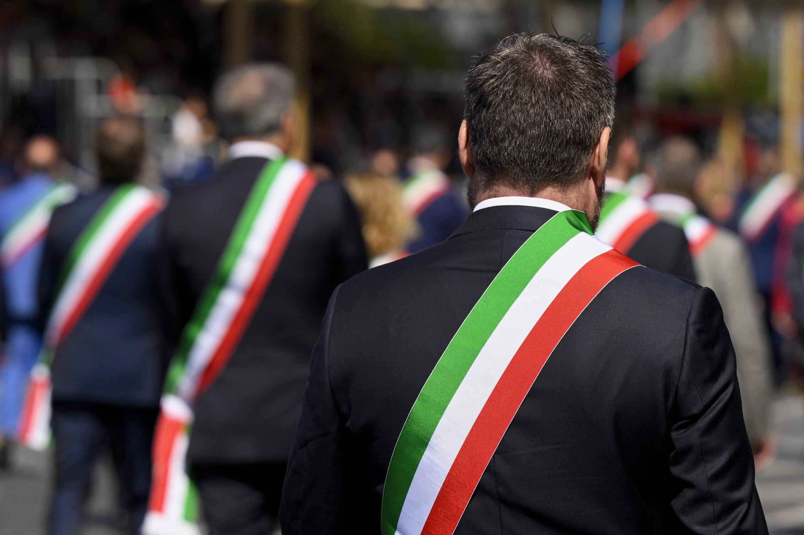 Comuni e aree vaste, il 2 luglio a L’Aquila i sindaci incontrano il ministro Foti