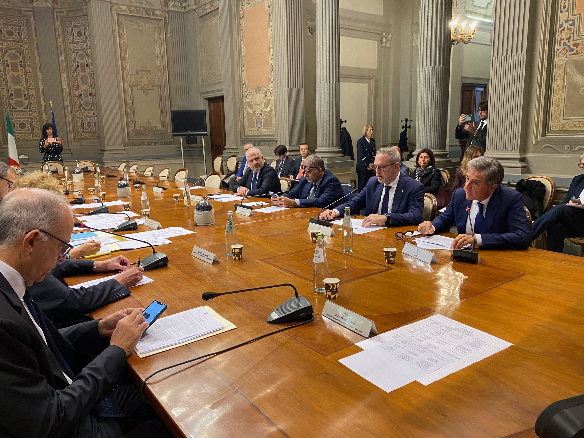 Spese viaggio e soggiorno amministratori allineate a quelle dirigenti, via libera della Stato-città