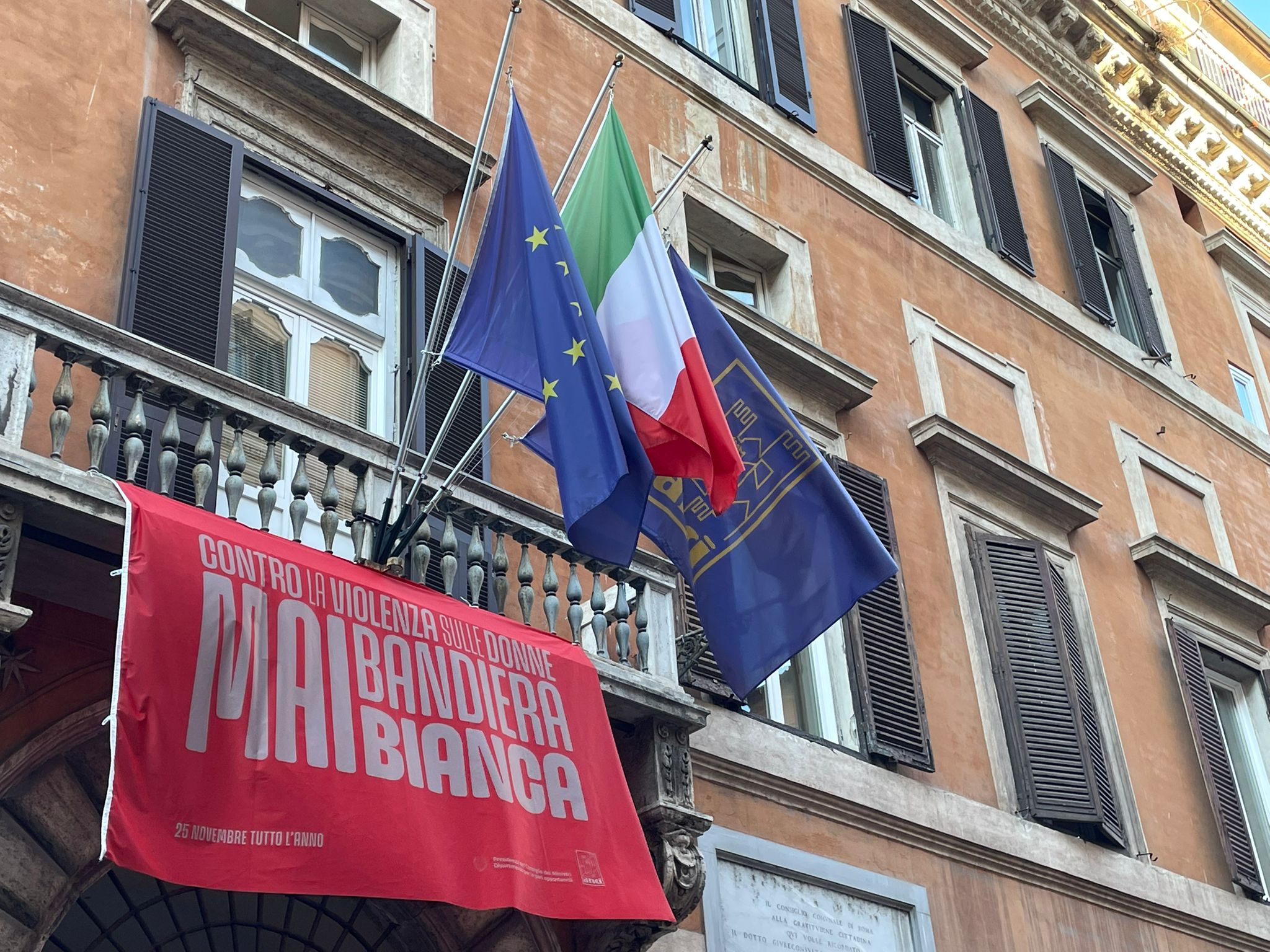 Al via la campagna Anci “Mai bandiera bianca” contro la violenza sulle donne