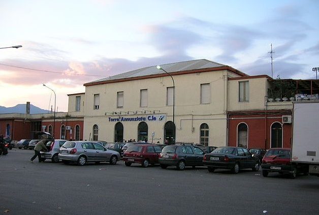 Bombe carta e raid incendiari, il sindaco: “Chi sa denunci”