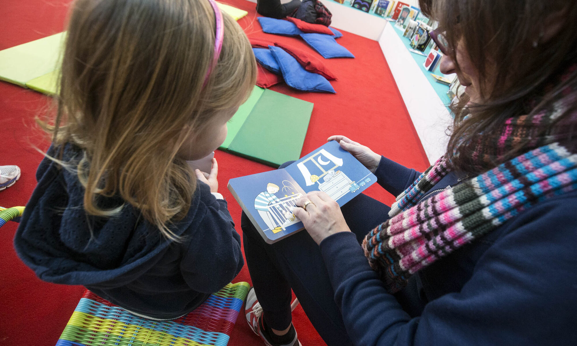 bambini lettura accoglienza scuola asilo