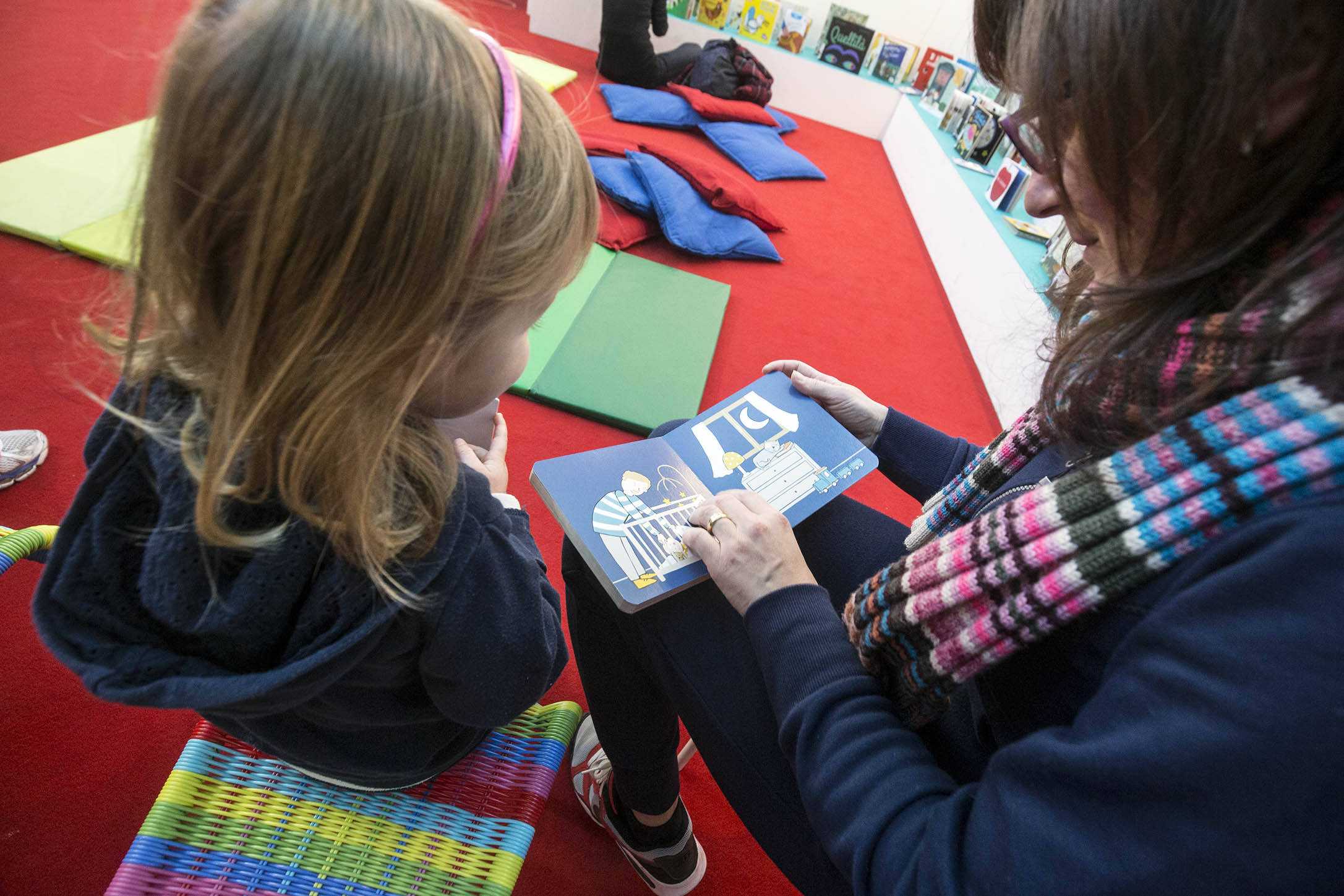 bambini lettura accoglienza scuola asilo