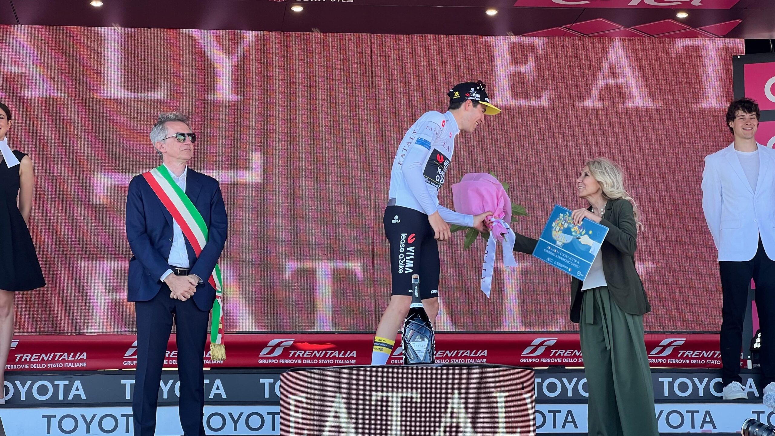 Giro d’Italia, l’arrivo a Napoli con il segretario generale Anci e il sindaco Manfredi