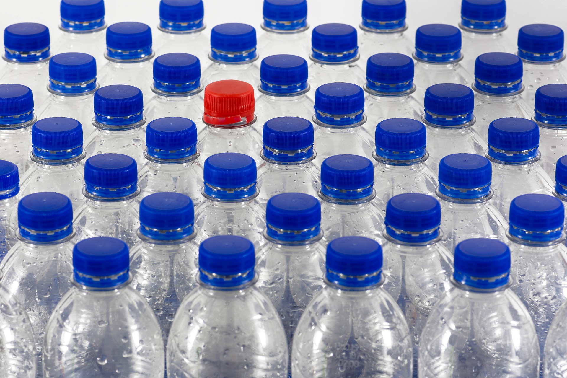 Contenitori in PET ed eco-compattatori, firmato l’accordo ponte tra Anci e Coripet