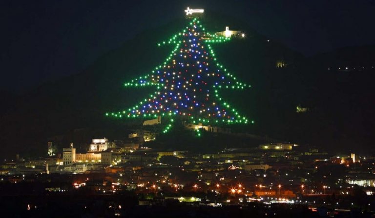 Gubbio, Albero di Natale più grande del mondo. Stirati (sindaco): “Segno di speranza tra i popoli”
