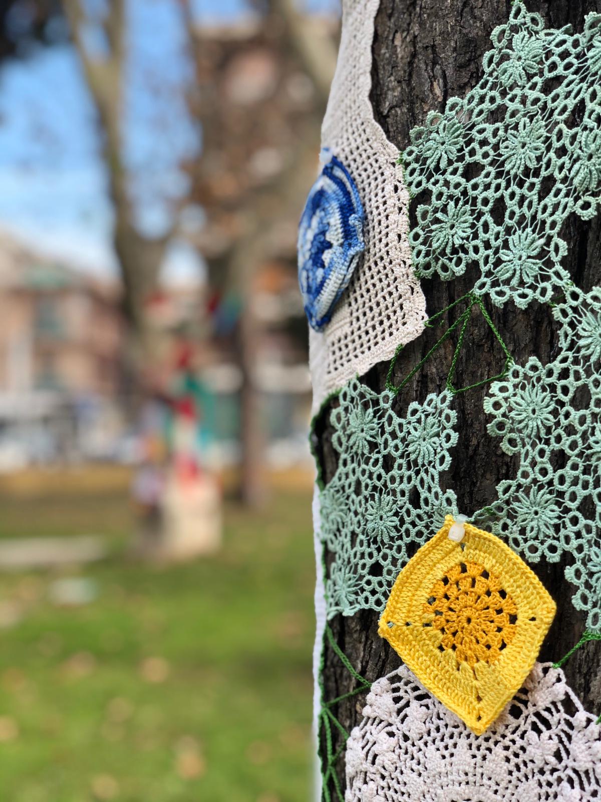 #Curoibenicomuni, a Pomezia i cittadini “colorano” la città con l’urban knitting